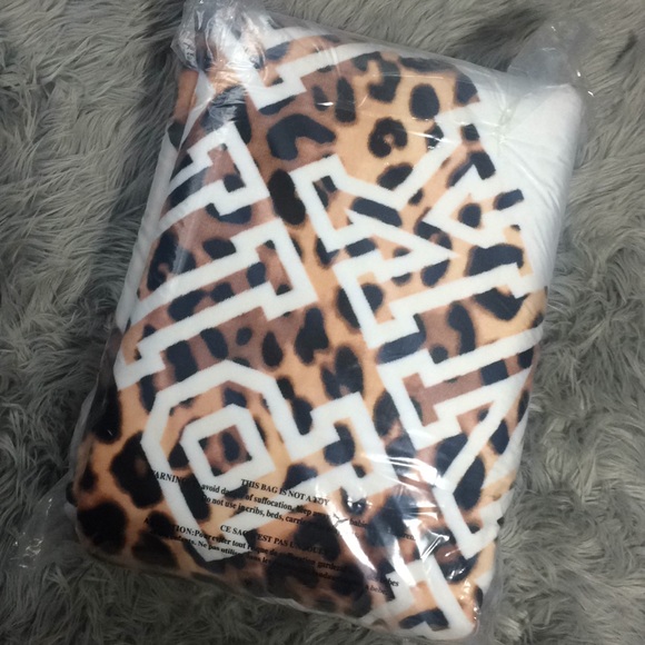 Victoria secret pink soft Sherpa blanket leopard - Picture 3 of 6